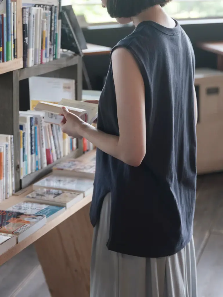 さらっと涼しく、一枚で着やすい夏のノースリーブ | 問 tou